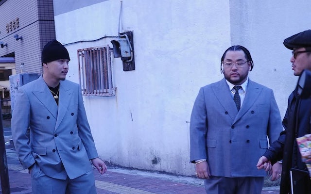 ラッパーのC.O.S.A.がフォーマルスタイルのスーツ姿を投稿！スタイリングが渋いと話題に！