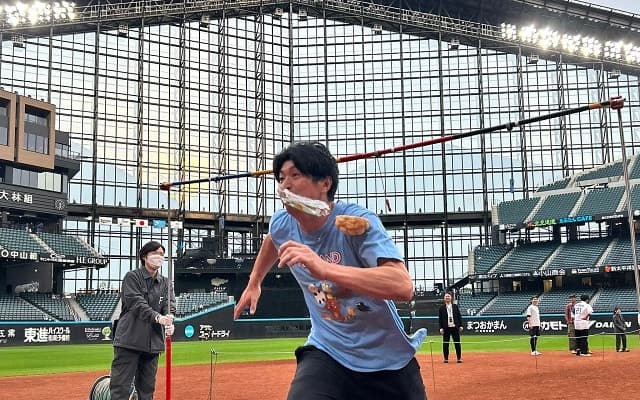元ファイターズ・新垣勇人がエスコンフィールドでのパン食い競争に参加！躍動感あるショットを公開