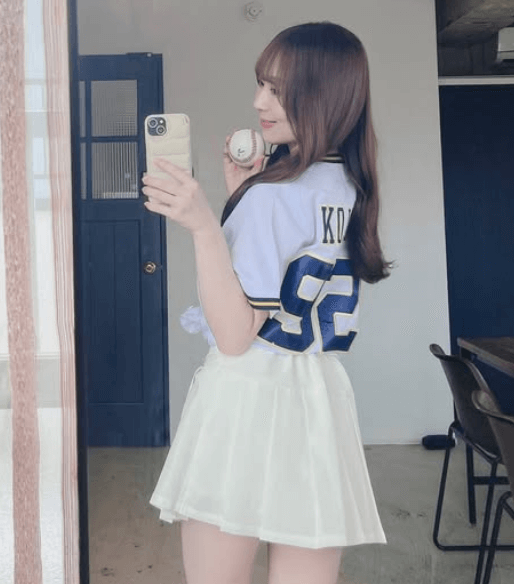 野球美女キャスターの”るんるんデー”！ボール手持ちのユニ姿にファンときめく「美人女性が着てるバファローズユニフォーム姿似合ってます」