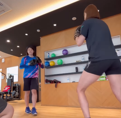 「強くなるぞ〜！」美女バレーボーラー、情熱のボクシング・トレーニングムービーを公開！ふっと魅せたキュートな仕草も