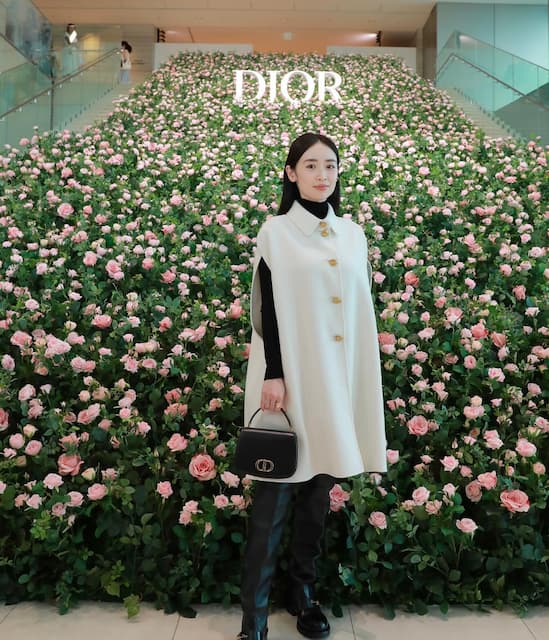 泉里香 眩しい肌とバラの共演でDiorをPR!