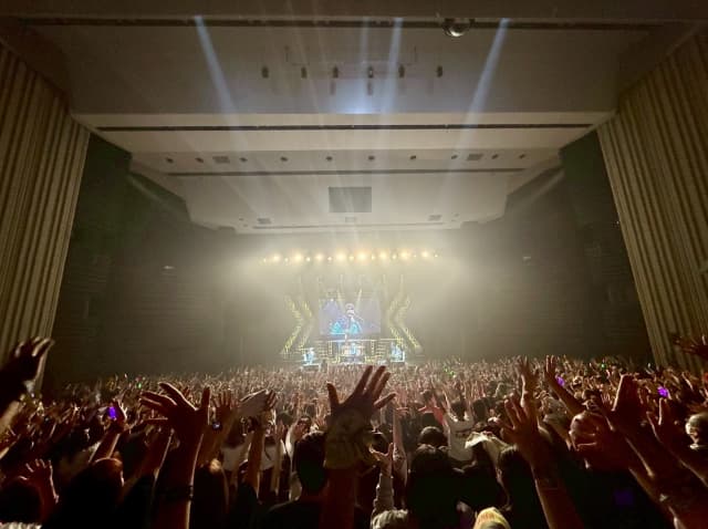 「大阪公演2日目終わりましたー！」ゴールデンボンバー・鬼龍院翔が大阪ツアーライブの感想をシェア