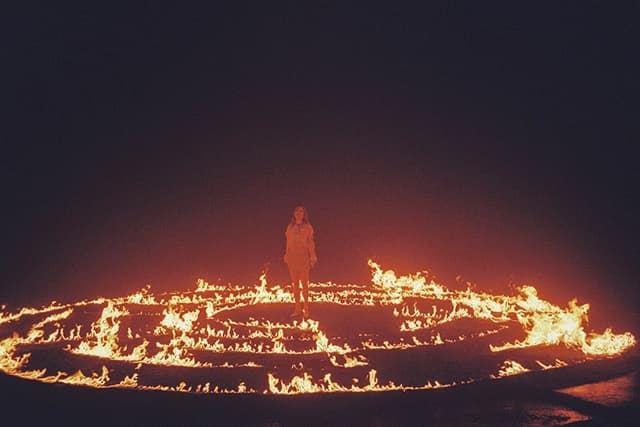 LiSA、新曲『ReawakeR』のMVのワンシーンを公開！白い衣装を纏い、炎の円陣の中で佇む姿がカッコよすぎる！