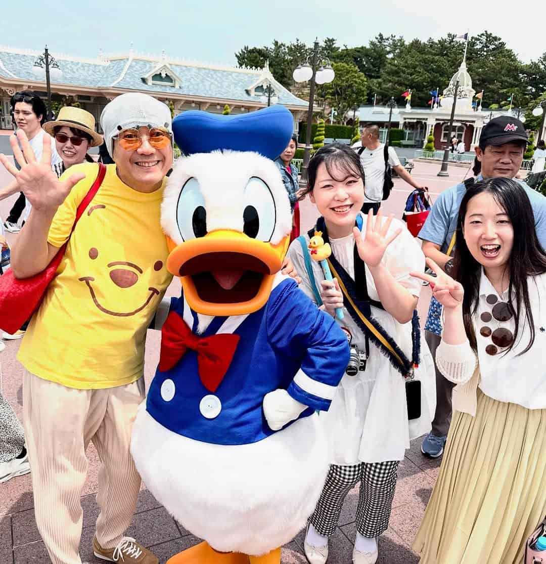 鎧塚俊彦、ディズニーランドを満喫する姿を公開　肩のプーさんが「可愛すぎる」と話題に