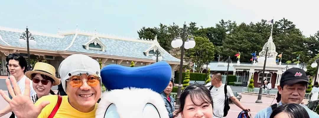 鎧塚俊彦、ディズニーランドを満喫する姿を公開　肩のプーさんが「可愛すぎる」と話題に