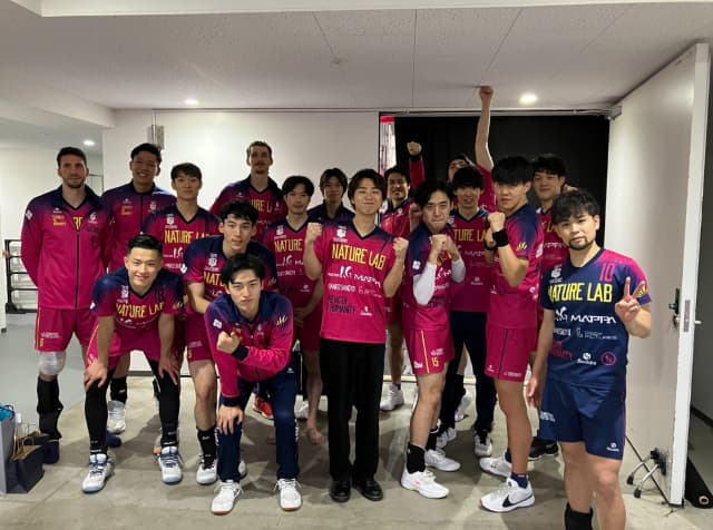 「こんなに熱中している自分に驚きました」シンガーソングライター小林柊矢が初めてのSVリーグ観戦！