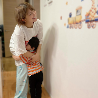 長男が激写！矢口真里と次男の仲良しショットが話題に