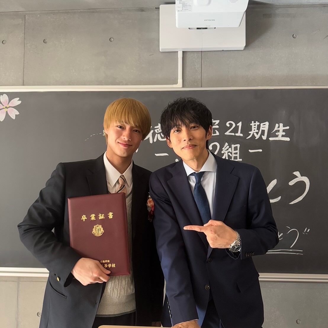 「御上先生」俳優・夏生大湖がドラマ完走報告　御上先生とのツーショットも
