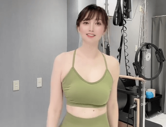 「美しい姿勢は50代からでも作れます」国宝級美魔女のピラティスデー！美BODY引き締めショット＆ムービーにファン惚れ惚れ「スタイル抜群過ぎ」