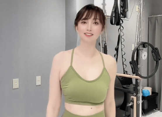 「美しい姿勢は50代からでも作れます」国宝級美魔女のピラティスデー！美BODY引き締めショット＆ムービーにファン惚れ惚れ「スタイル抜群過ぎ」