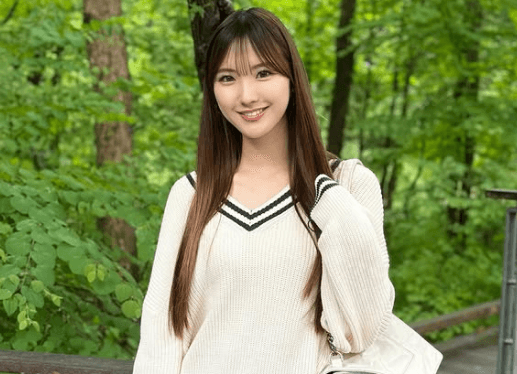 「服装めっちゃかわいい〜！」女子大生の美女レースクイーン、自然の恵みあふれるナチュラルショット＆ワンコムービーにファン癒される