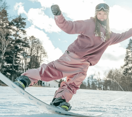 「グニャんっ」可愛いと話題のスノボクイーン、柔軟ボードの上で”手広げ・スマイルショット”を披露！「絵になりますな」