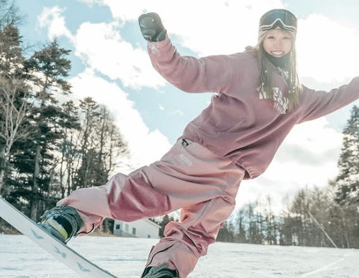 「グニャんっ」可愛いと話題のスノボクイーン、柔軟ボードの上で”手広げ・スマイルショット”を披露！「絵になりますな」