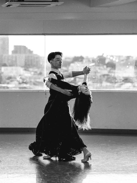 浅田舞、エレガントなダンス姿を公開「Shall we dance?」