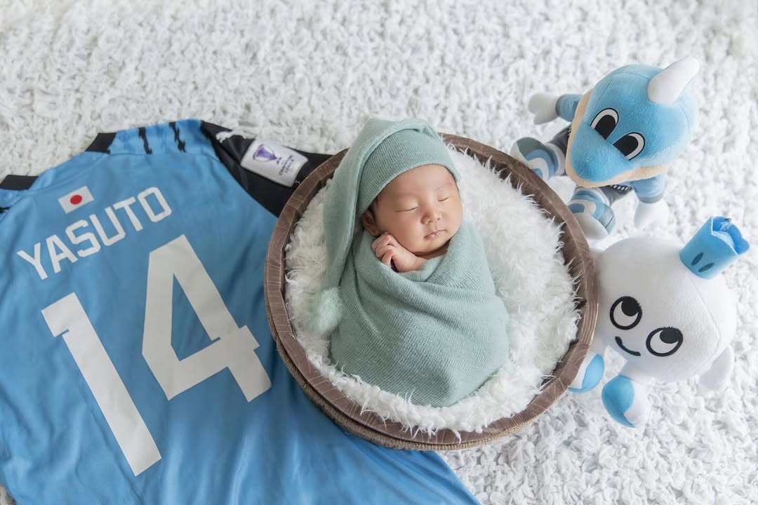 川崎フロンターレ・脇坂泰斗、長男のニューボーンフォト！ユニフォームと写る姿に「天使」
