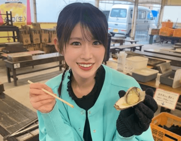 「表情可愛すぎる」元アイドルの美女アナウンサー、牡蠣小屋で魅せた”グルメ・ショット”にファン惚れ惚れ「僕も一緒に食べたい」