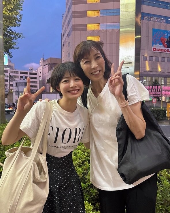 女子バレー大物レジェンドが舞台にチャレンジが、不思議な縁のバレーつながりで仲良くツーショット！！