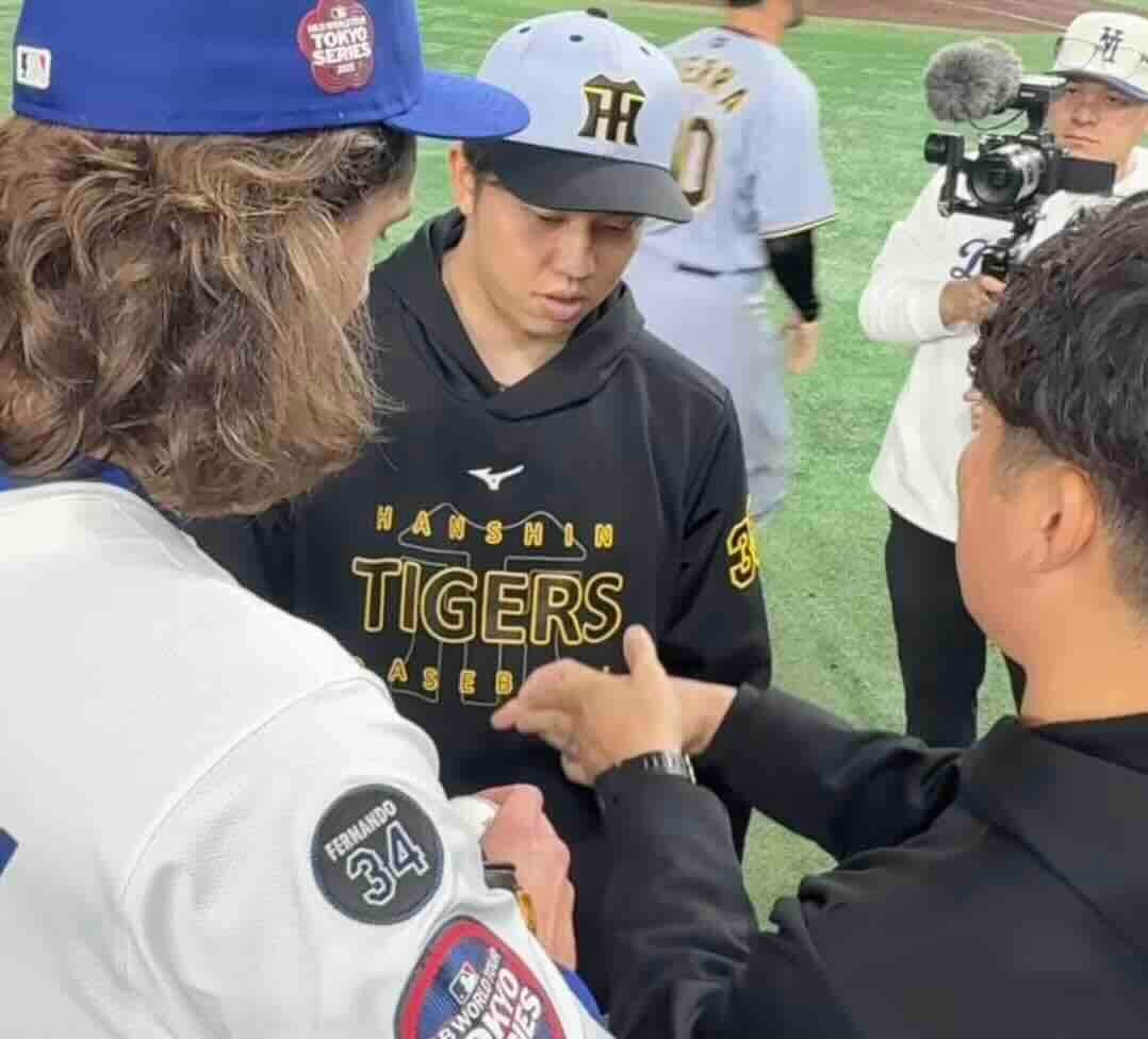 阪神・才木、ドジャースエースのグラスノーに直接質問する姿が話題に「まだ進化する気⁉︎」