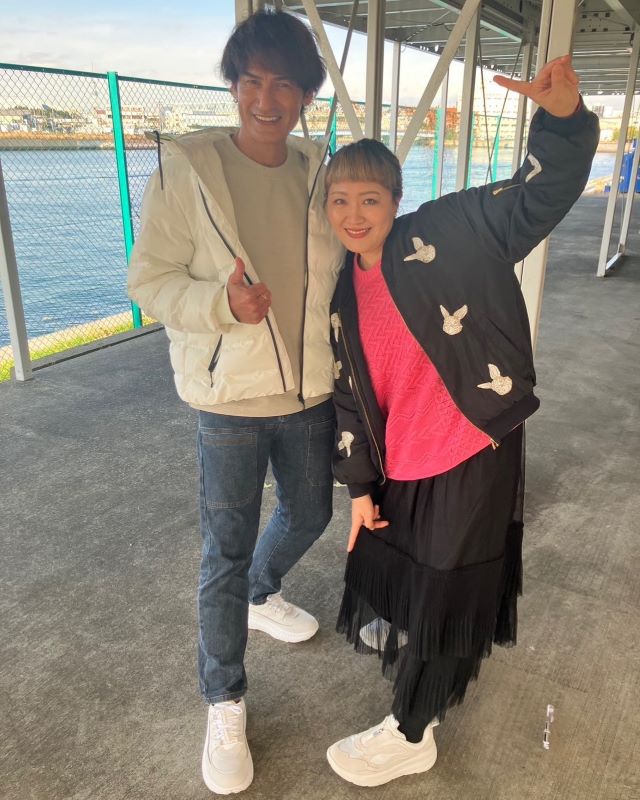 本並健治が妻・丸山桂里奈とお揃いスニーカーコーデを披露！夫婦仲の良さに注目👀