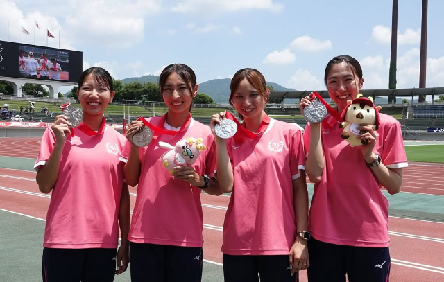 「銀のライオンメダルゲット」甲南大女子陸上・岡根和奏、日本選手権4継メンバーと素敵すぎるスマイルショット！
