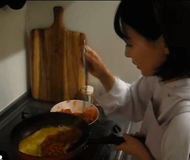 宮瀬彩加がオムライス作りに挑戦している貴重な姿を公開！