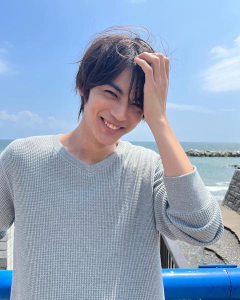 神尾楓珠、真っ青な海と空をバックにはにかんだ笑顔を見せる⛱🌊「神尾楓珠の笑顔は世界を救う！！！」