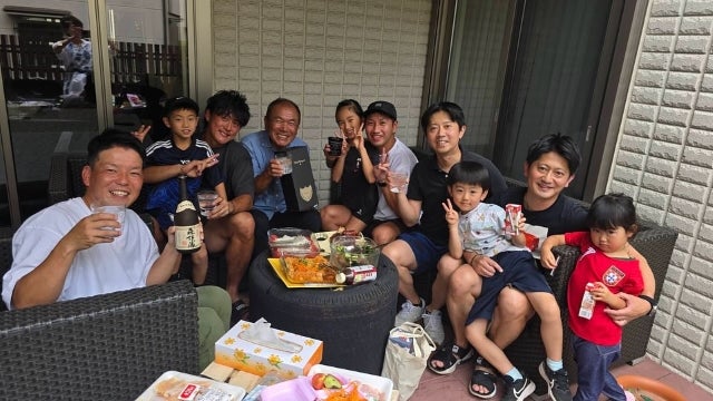 元サッカー日本代表の李忠成、幼稚園からの友人と園長夫妻とのBBQで旧交を温める