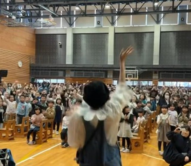 ハラミちゃんが秋田県の花輪小学校でサプライズ！子どもたちのリクエスト曲に困惑！？