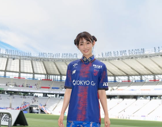 スタジアムで酔拳⁉堀江聖夏、FC東京ユニフォーム姿で応援ショット披露！
