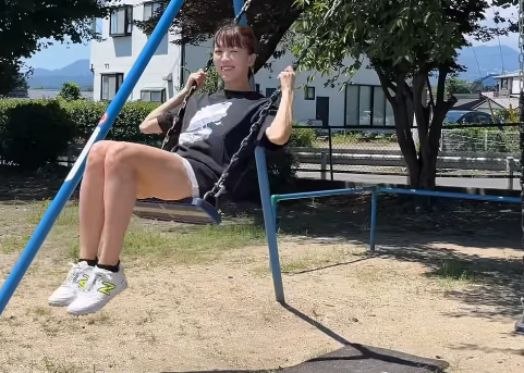 「懐かしい遊具が…めちゃ可愛い」美しきリフティング女王、