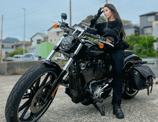 「まぢかっこよ、峰不二子」人気モデル、念願のハーレー女子に！クールショットにファン魅了される「めーちゃくちゃ似合ってます〜」