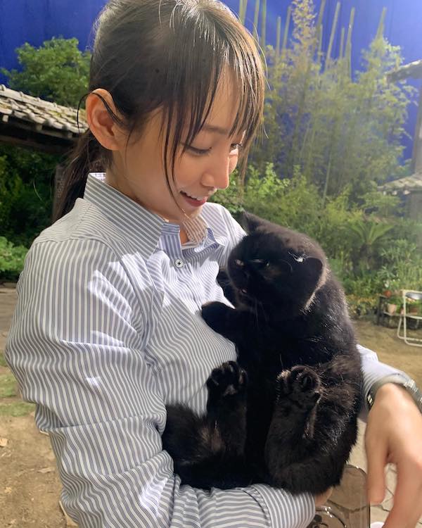 吉岡里帆が黒猫抱き抱えての撮影オフショットを公開！「癒されます‼︎」