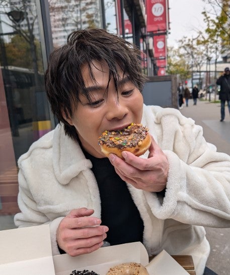 アナザースカイでパリを訪れた阿部一二三、好物のドーナツに豪快にかぶりつく