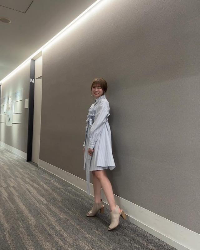 秋元真夏のミニ丈ワンピース姿にファン悶絶