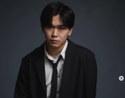 「座る鈴木福」鈴木福がブラックとホワイトのコーデにファン「かっこいい！」のコメント続出！