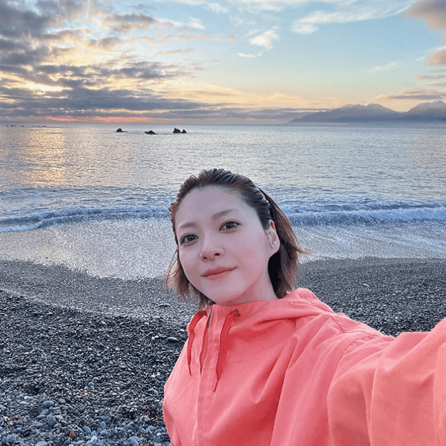 上野樹里がNZ諸島・カイコウラの朝の海で可愛すぎるモーニングショットを披露