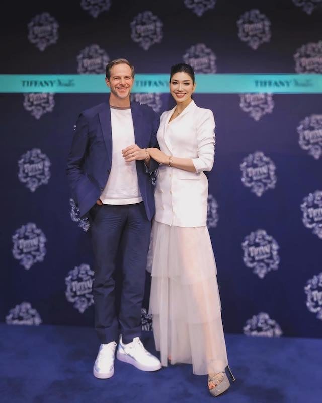 一体何頭身！？アンミカが夫とのスタイル抜群ショットを公開