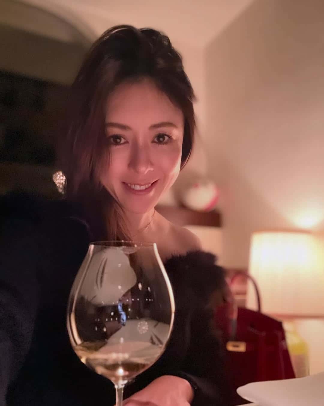 53歳モデル ディナーでの姿に「異次元な美しさ」「絵になります」の声