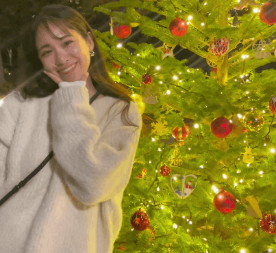 ニットセーターを着た美女、ツリーをバックに”眼福ポージング・ラッシュ”ムービーを魅せ、ファン大歓喜！