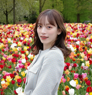 上田綺世の妻・由布菜月がチューリップに囲まれた写真をアップ「画面が幸せすぎる」