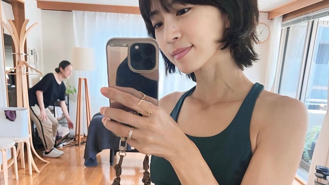 元グラビアアイドル〇〇、美腹筋際立つトレーニングウェア姿にファン悶絶！「かわゆーい」「スレンダー」