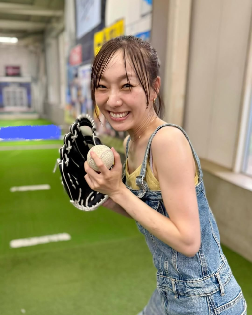 ノースリーブから美肌チラリ！あの