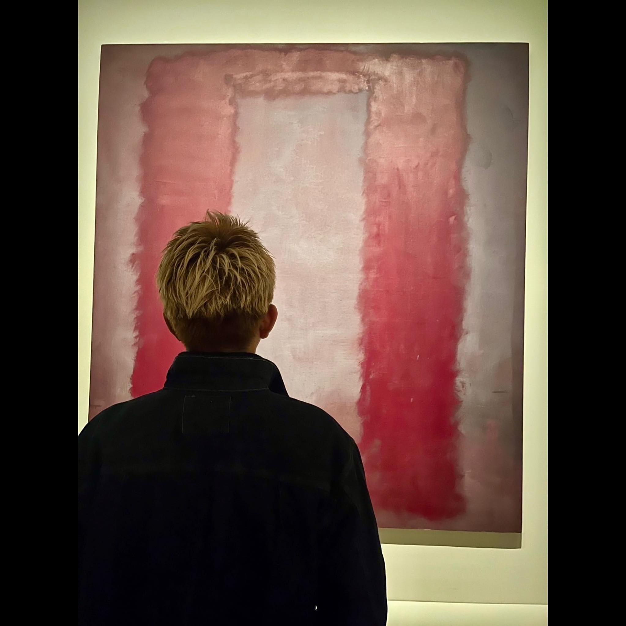 木村拓哉がアート鑑賞中の姿を披露！作品に注目集まる