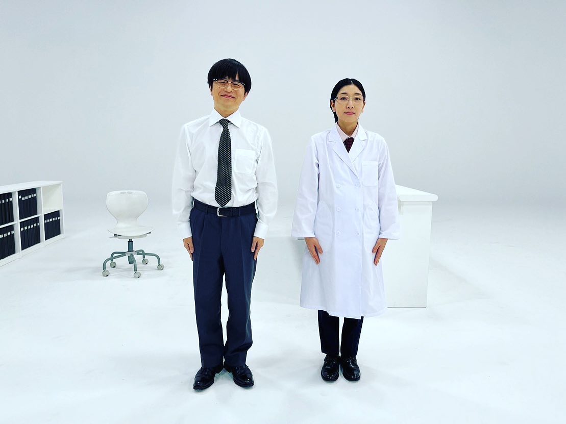 えび反り⁉️🍤バカリズムと安藤サクラの独特なツーショット📸😂