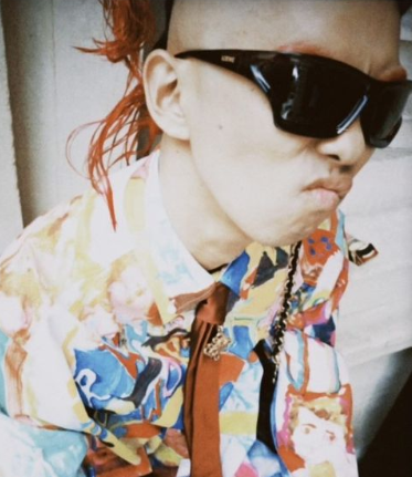 超人気バンドのメンバーが『LOEWE』のショーへ「派手だけど似合ってる」「やっぱりおしゃれ」