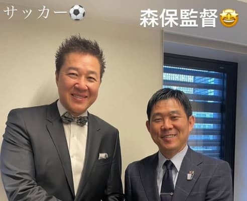 川合俊一がSVリーグイベントでのプレゼンターとツーショットを公開！スポーツの垣根を越えた交流⁉