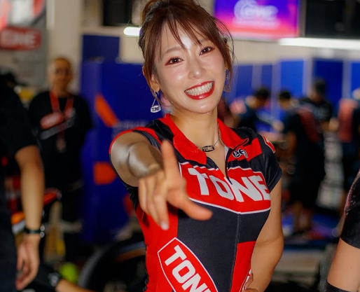 美女アウトドアモデル、レースクイーンとして鈴鹿サーキットへ推参！”べらぼうに可愛い”とファン夢中に