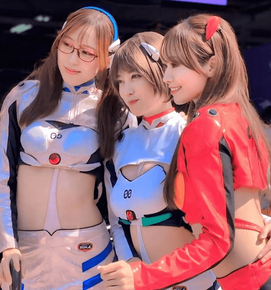 「う、美しい〜！」エヴァンゲリオンのコスプレ3人衆、サーキットに参上！美女トリプルショットに反響続出！「かわいすぎです、 癒されます」