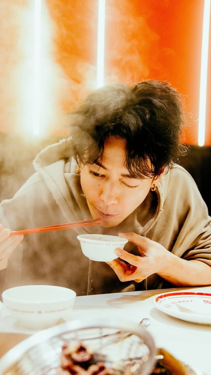 佐藤健「かっこよすぎて…選べない」癒しのモグモグショットからダークな大人な雰囲気までキレキレ写真を大量投下