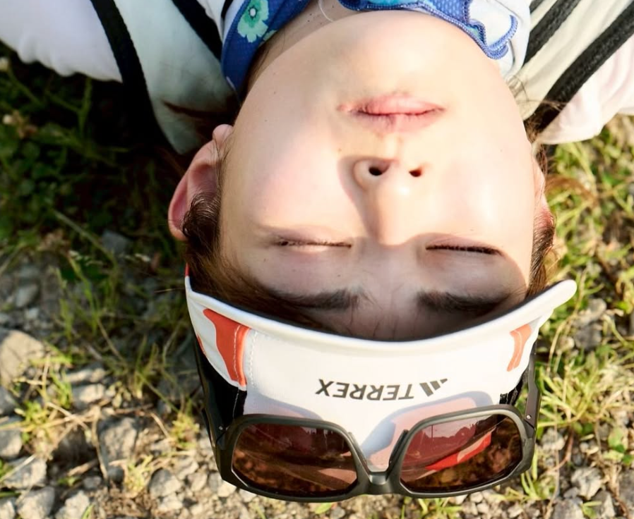 ユーモア全開！井上咲楽が“逆さショット”で魅せたお茶目な一枚